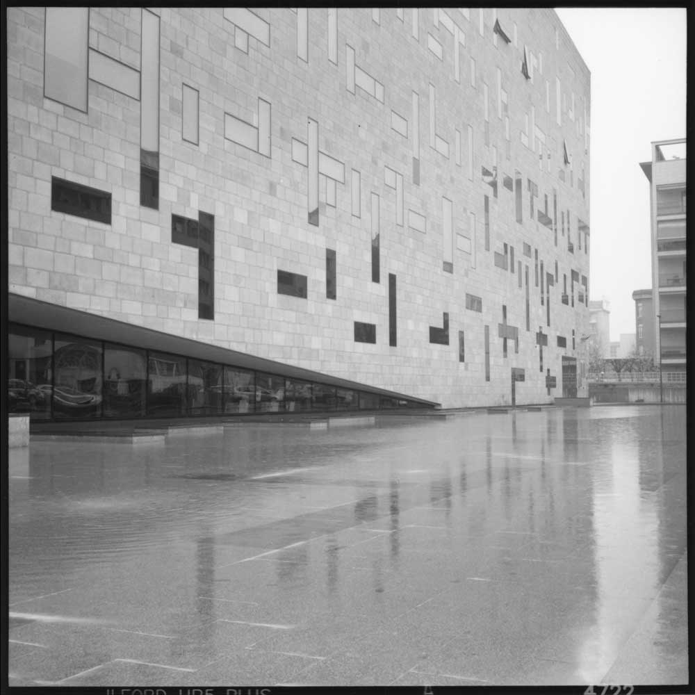 Edificio moderno che sembra uscire dall'acqua a milano