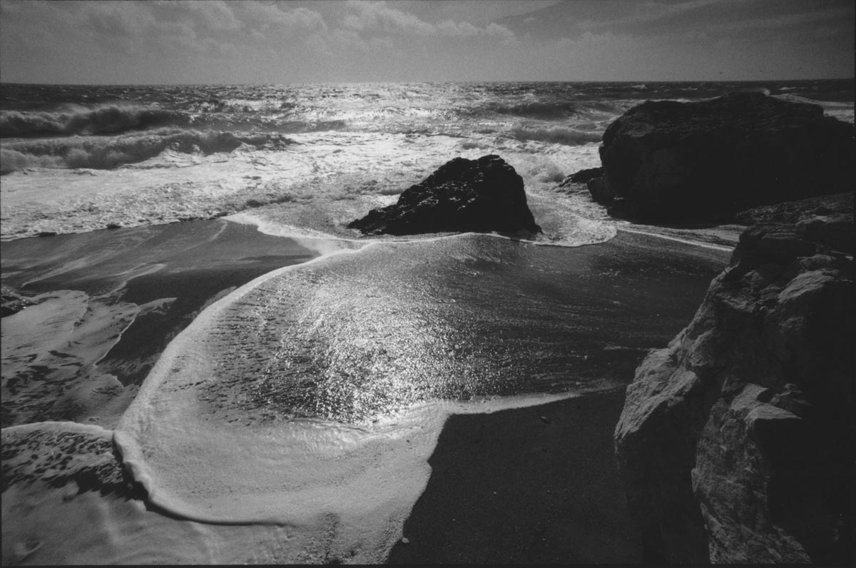 DRisacca delle onde del mare fra gli scogli Liguri