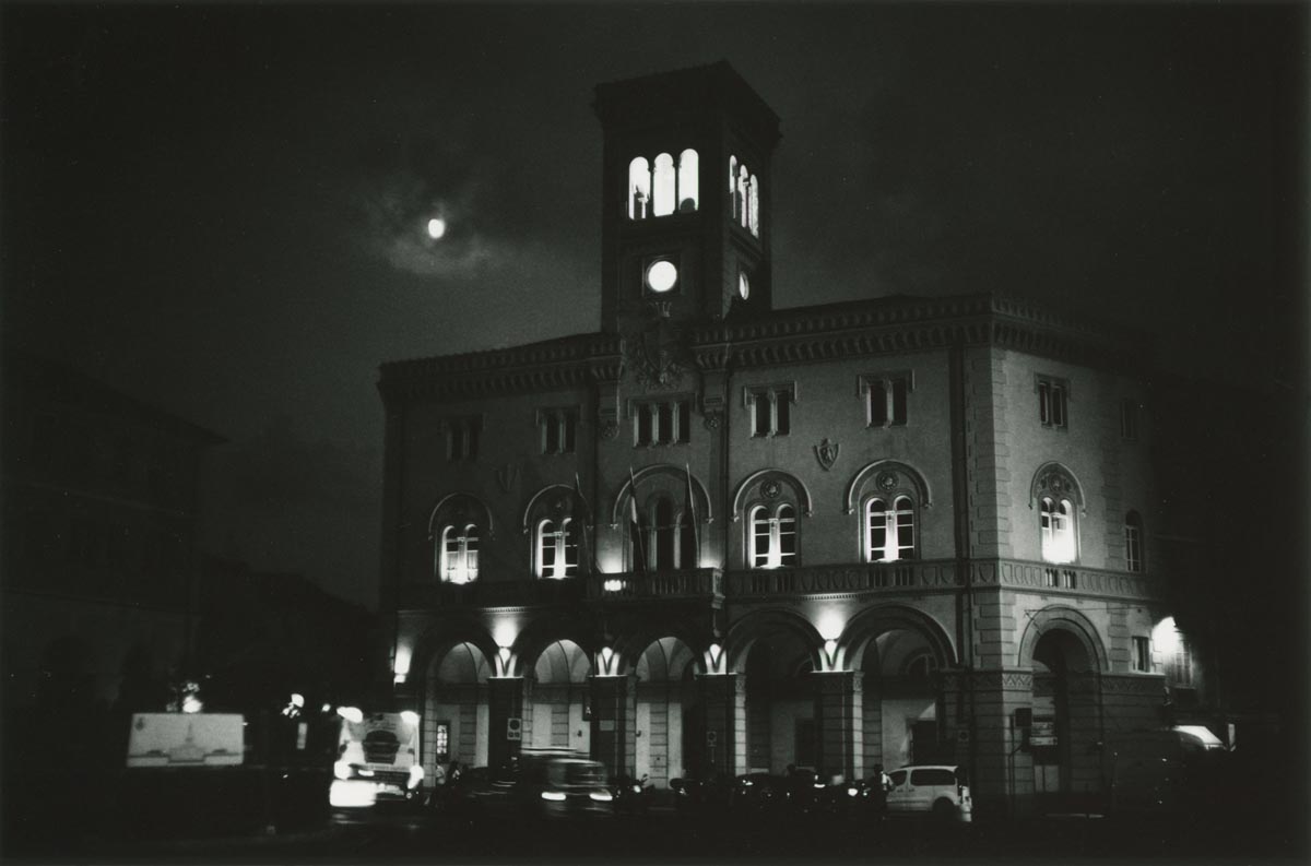 Ex palazzo municipale di Oneglia di notte con luna